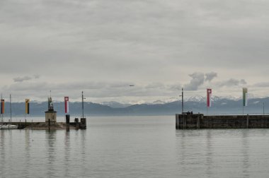 İsviçre 'nin Romanshorn limanında uçan hava gemisi