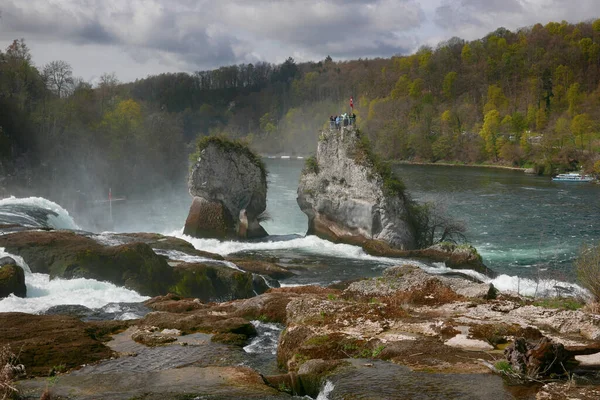 Orang Tidak Dikenal Puncak Batu Rheinfall Swiss — Stok Foto