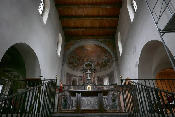 ロカルノ スイス 2023年3月14日 ヴィットーレ教会内の祭壇と池の景色 — ストック写真