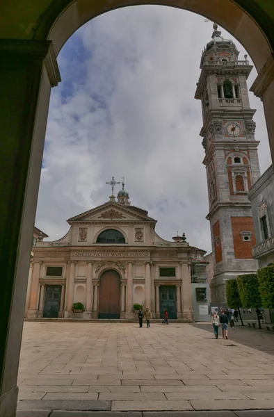 Varese Italia Mayo 2023 Vida Local Bajo Histórica Basílica Colegiata — Foto de Stock