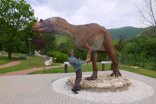 Человек Рядом Настоящей Статуей Динозавра Сальтриовенатора Жившего Времена Раннего Юрского — стоковое фото