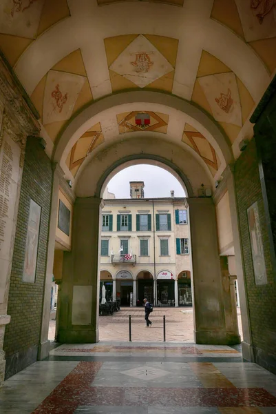 Varese Italia Maggio 2023 Persone Piazza Podestà Dalla Galleria Arco — Foto Stock