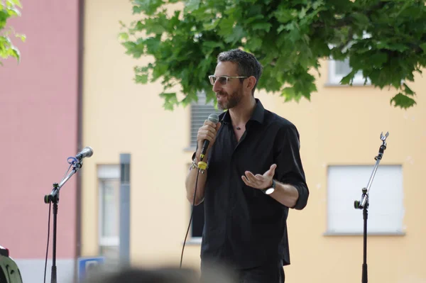 Giubiasco Switzerland Czerwca 2023 Przemówienie Włoskiego Dziennikarza Matteo Gracisa Imprezie — Zdjęcie stockowe