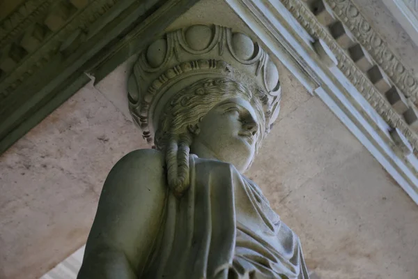 スイスのモルコート シェラー公園のギリシャの寺院Caryatid — ストック写真