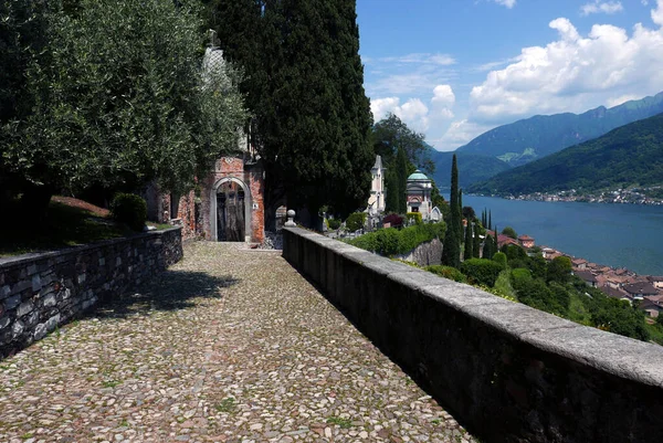 瑞士莫科特的墓地 向村庄倾斜的斜坡 — 图库照片
