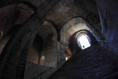 Saint Michael Manastırı, girişe giden merdiven, Avigliana, İtalya