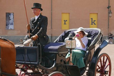 TURIN, İtalya - 24 Haziran 2023 Turin Kraliyet Sarayı 'nda tarihi at arabası geçidi