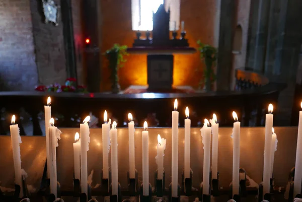 Accent Sélectif Sur Combustion Des Bougies Dans Ancienne Église Médiévale — Photo