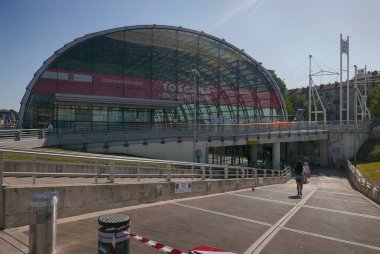 TURIN, İTALYA - 24 Haziran 2023: Porta Susa Tren İstasyonu girişindeki insanlar