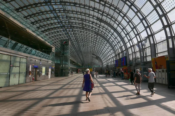 Turin Italien Juni 2023 Menschen Bahnhof Porta Susa — Stockfoto