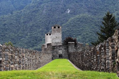 İsviçre Bellinzona 'daki Castelgrande antik ortaçağ kalesi