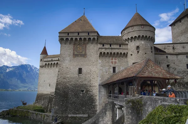 Montreaux Schweiz August 2023 Besucher Der Mittelalterlichen Festung Chillon Genfersee lizenzfreie Stockbilder