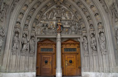 FRIBOURG, SWitness ZERLAND Saint Nicolas Gotik Katedrali girişi