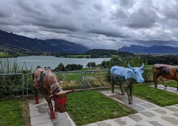 Gruyere Szwajcaria Sierpnia 2023 Malowane Krowy Motel Gruyere Symbol Szwajcarii — Zdjęcie stockowe