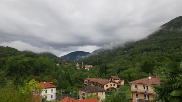 Bewolkt Landschap Timelapse Met Saint George Church Dumenza Italië — Stockvideo
