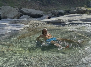 Santa Petronilla şelalesinde yıkanan adam, Biasca, İsviçre