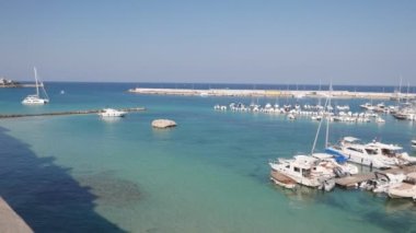 OTRANTO, İTALYA - 3 Ekim 2023: Apulia 'daki Adriyatik kıyısı boyunca limanda tekneler