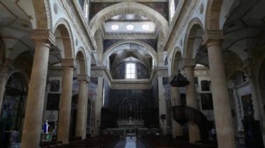 GALLIPOLI, İTALYA - 5 Ekim 2023: Bakire Agatha Barok Bazilikası 'ndaki insanlar