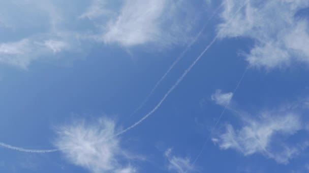 Blauwe Lucht Met Wolken Lijnen Gemaakt Door Vliegtuigen — Stockvideo
