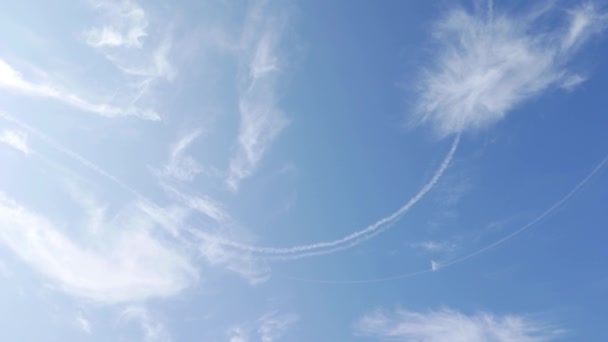 Μπλε Ουρανός Σύννεφα Γραμμές Που Γίνονται Από Αεροσκάφη — Αρχείο Βίντεο