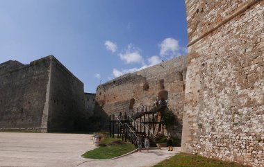 OTRANTO, İTALYA - 3 Ekim 2023: Antik tahkim edilmiş duvarlar ve Deniz Kapısı 'nın yanındaki insanlar 