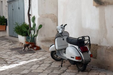 OTRANTO, italyan klasik scooter 'ı eski kasabada