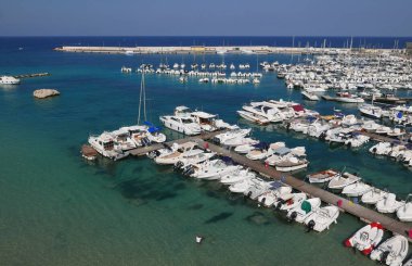 OTRANTO, İTALYA - 3 Ekim 2023: Apulia 'daki Adriyatik kıyısı boyunca limanda tekneler