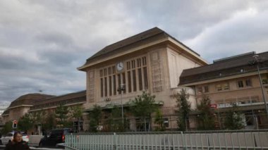 LAUSANNE, SWitness ZERLAND - 3 HAZİRAN 2024: Demiryolu İstasyonu 'nun dışındaki yerel yaşam