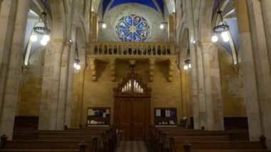 NEUCHATEL, SWitzERLAND - 2 Ocak 2024: 1185 ile 1276 yılları arasında inşa edilen kolej iç mimarisi, Romanesk ve Gotik stilleri karıştırıyor