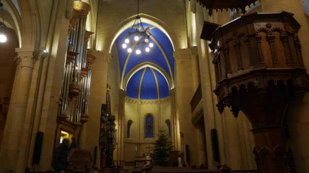 ネクサテル スイス人 January 2024 ロマネスクとゴシック様式を混ぜ合わせた1185年から1276年の間に建てられた教会のインテリア — ストック動画