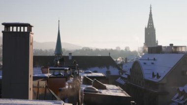 Bern, İsviçre 'de güneşli bir sabahta, arka planda karla kaplı dağların olduğu eski kasabanın genel görünümü