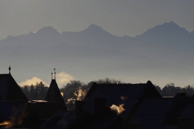 İsviçre, Bern 'deki bacalardan çıkan ısıtıcı dumanlar