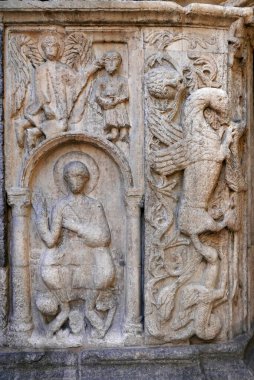 Como, İtalya 'daki San Fedele Bazilikası. Kuzey doğu kapısı, Romanesk yardım oymacılığı ayrıntıları.