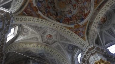 SANTA MARIA MAGGIORE, İTALYA 17 Şubat 2024: Evangelist Kilisesi Barok iç mimarisi, Vigezzo Vadisi, Piedmont