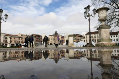 PADUA, İtalya... 3 Mart 2024: Prato della Valle 'deki yerel hayat 90.000 metrekare eliptik kare, en büyük İtalyan karesi