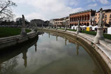 PADUA, İtalya... 3 Mart 2024: Prato della Valle 'deki yerel hayat 90.000 metrekare eliptik kare, en büyük İtalyan karesi