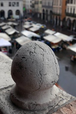 Piazza Delle Erbe Meydanı 'ndaki Sebze Pazarı Yukarıdan seçici odak noktası