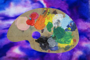 Renkli fırça darbelerinin üzerine boya paleti