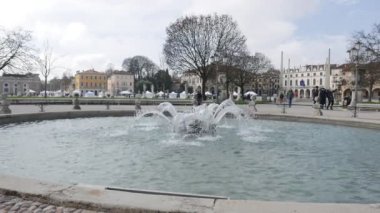 PADOVA, ITALY- 3 Mart 2024: Prato della Valle 'deki yerel hayat 90.000 metrekare eliptik kare, en büyük İtalyan karesi