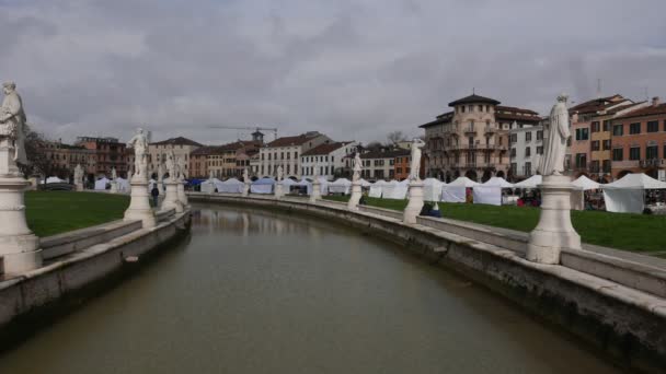 意大利帕多瓦2024年3月3日 当地居民生活在意大利最大的椭圆形广场Prato Della Valle — 图库视频影像
