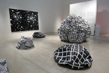 PADUA, İtalya - 3 Mart 2024: 2023 tarihli Kültür Merkezi Fondazione Peruzzo 'daki son sergi, Mart 2024 tarihine kadar Esther Stocker' a adanmıştır.