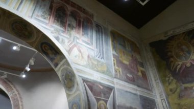 PADUA, İtalya - 2 Mart 2024: San Michele 14. yüzyıl hatiplik şapeli Jacopo da Verona tarafından freskler döngüsüyle boyandı