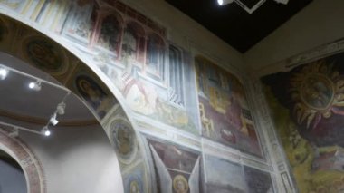 PADUA, İtalya - 2 Mart 2024: San Michele 14. yüzyıl hatiplik şapeli Jacopo da Verona tarafından freskler döngüsüyle boyandı