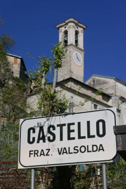 VALSOLDA, İtalya - 24 Mart 2024: Castello Valsolda San Martino Kilisesi