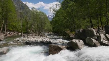Bavona Vadisi 'ndeki Foroglio Şelalesi, Canton Ticino, İsviçre