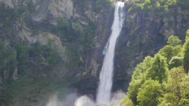 Bavona Vadisi 'ndeki Foroglio Şelalesi, Canton Ticino, İsviçre