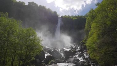 İsviçre Alp Vadisi 'ndeki Bavona Şelalesi