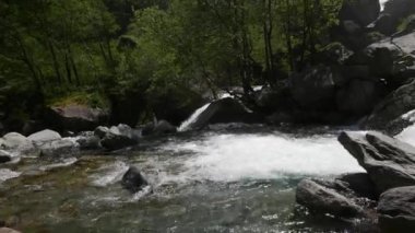 Bavona Vadisi 'ndeki Foroglio Şelalesi, Canton Ticino, İsviçre