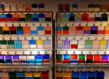 LECCE, ITALY- 1 Mayıs 2024: 1984 'te kozmetik tedavi için tasarlanan Aura-Soma, daha sonra terapi tedavisi için tasarlanan renkli şişeler su yağı emülsiyonundan yapılmıştır.