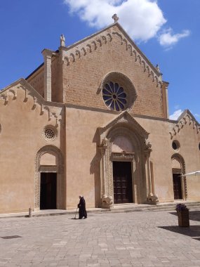 GALATINA, İTALYA 27 Nisan 2024: Santa Caterina D Alessandria Bazilikası önünde Fransisken bir keşiş